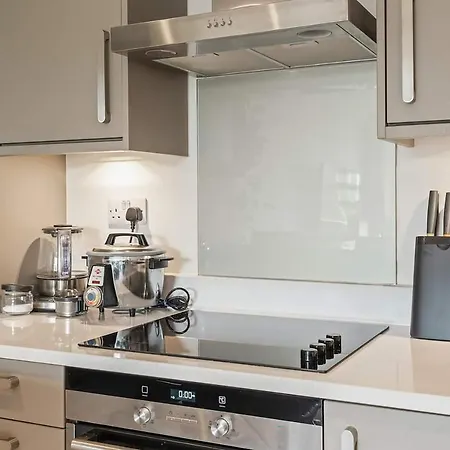 1-Bed Spacious Flat, North London, 15 Minutes To Central New Southgate Exterior photo