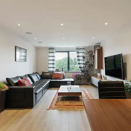 1-Bed Spacious Flat, North London, 15 Minutes To Central New Southgate Exterior photo
