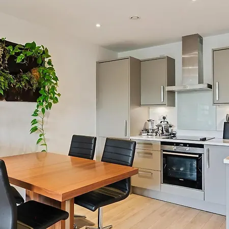 1-Bed Spacious Flat, North London, 15 Minutes To Central New Southgate Exterior photo