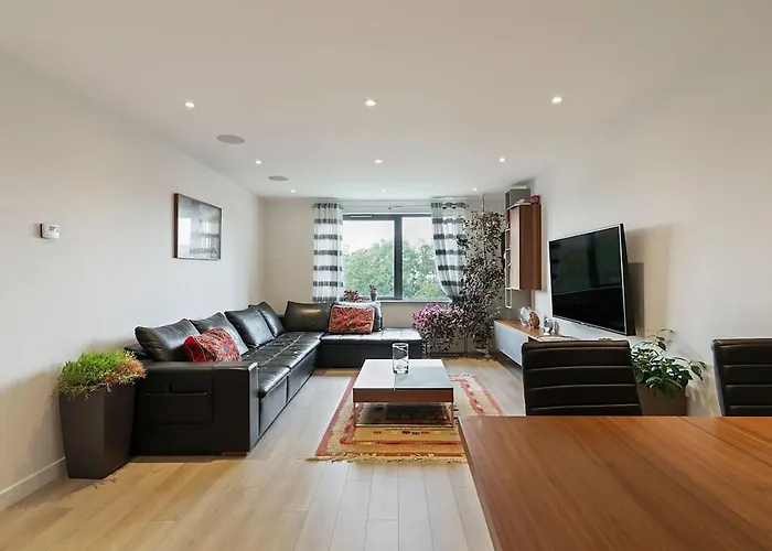 1-Bed Spacious Flat, North London, 15 Minutes To Central