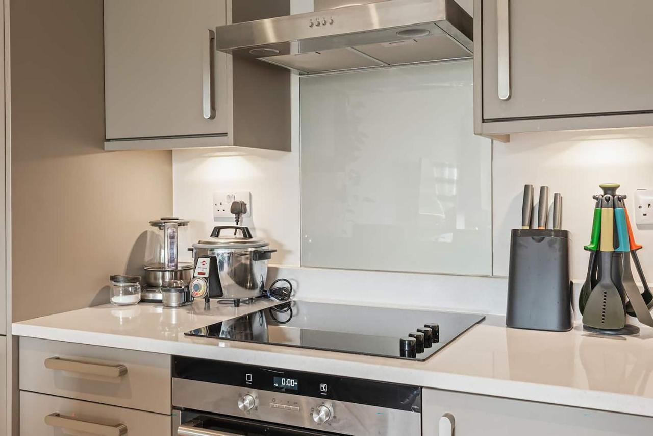 1-bed Spacious Flat, North London, 15 Minutes To *