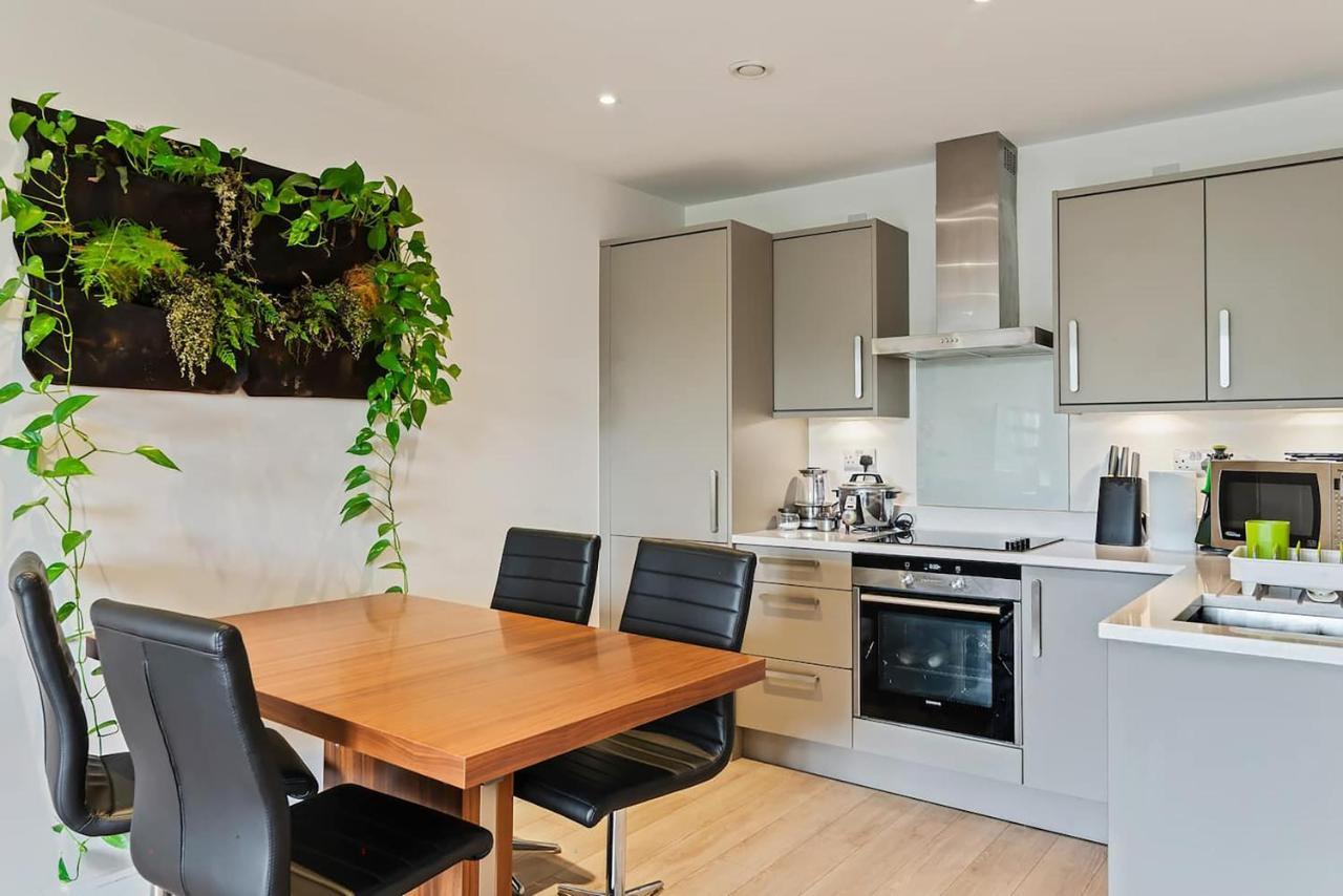 1-bed Spacious Flat, North London, 15 Minutes To New Southgate