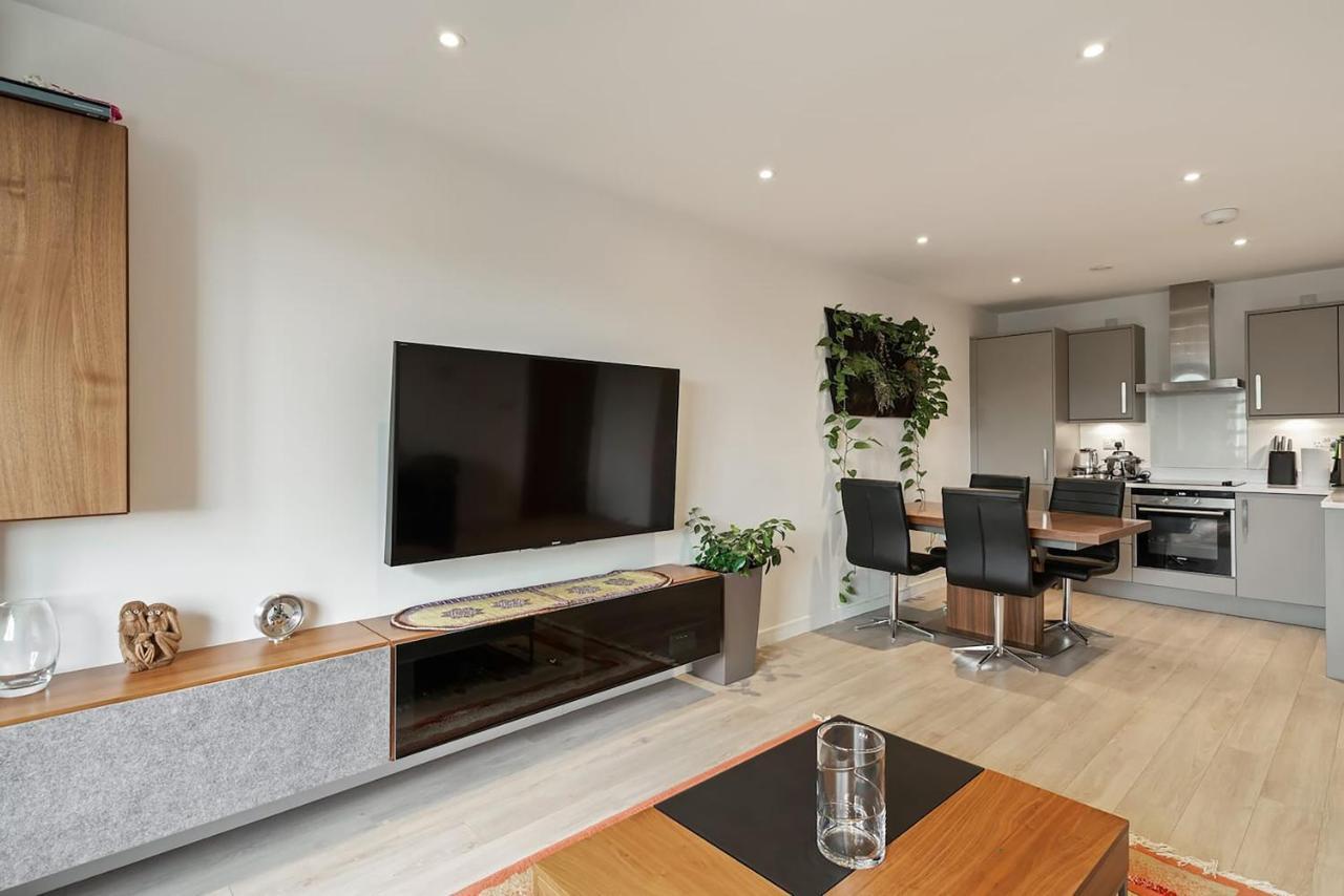 1-bed Spacious Flat, North London, 15 Minutes To Apartment New Southgate