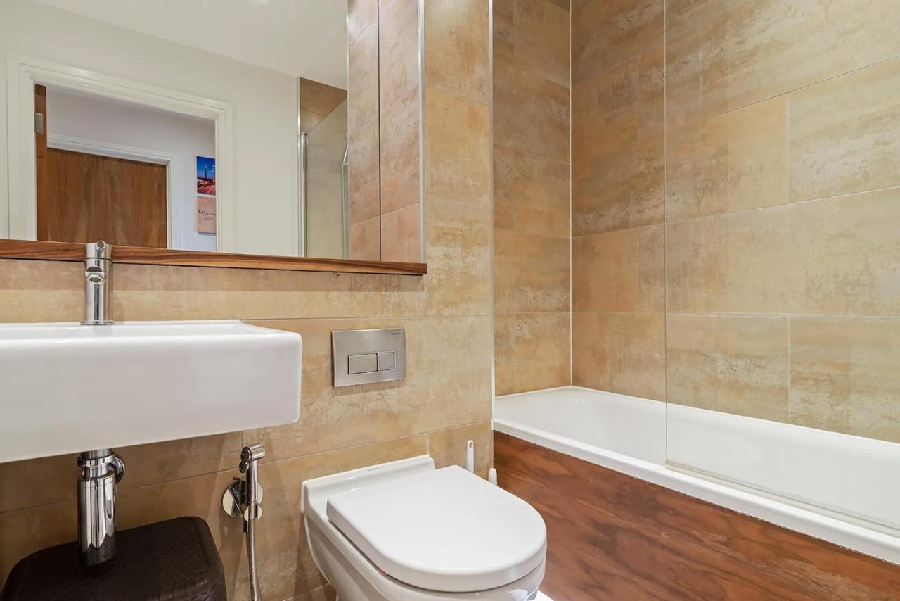 Apartment 1-bed Spacious Flat, North London, 15 Minutes To
