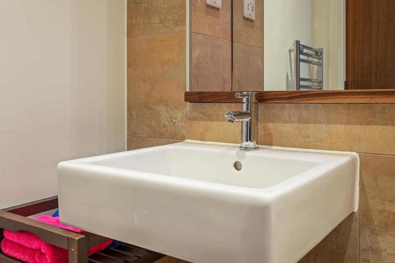 Apartment 1-bed Spacious Flat, North London, 15 Minutes To *