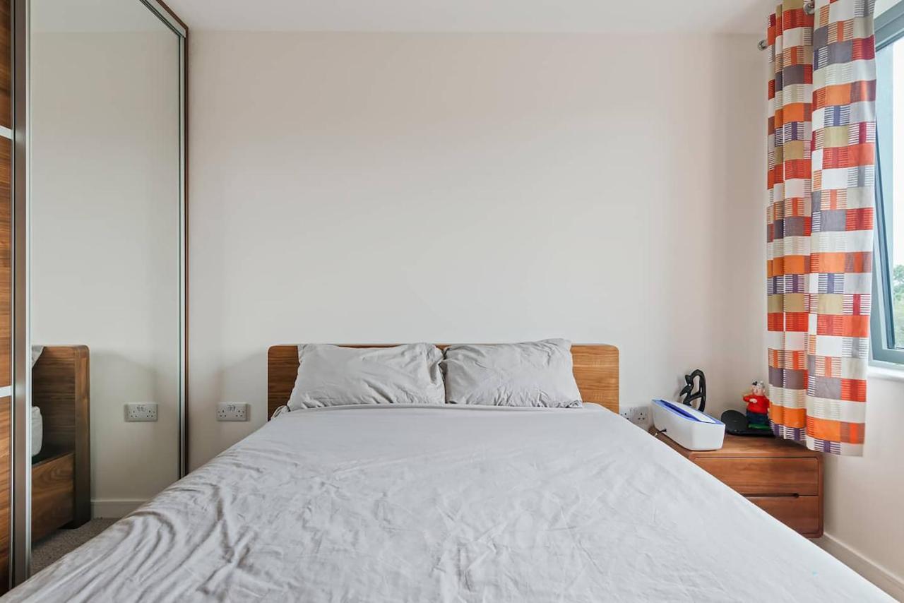 1-bed Spacious Flat, North London, 15 Minutes To *